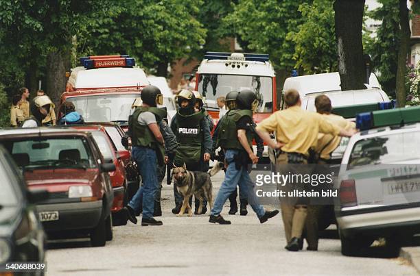 Überfall / Raubüberfall: Bei dem Überfall von Marco Blank auf einen ALDI-Markt in Lohbrügge am 21. Mai 1997 sichert die Polizei den Tatort. Vor dem...
