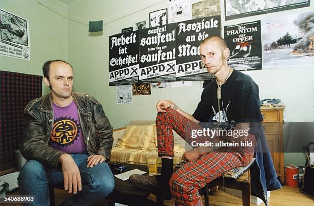 Die Mitglieder der Anarchistischen Pogo-Partei Deutschlands APPD Karl Nagel und Bambino in ihrer Privatsphäre. An einer Wand des Raumes hängen...