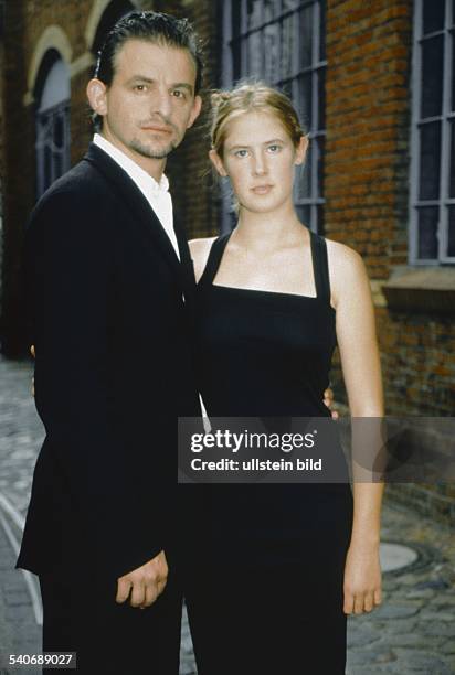 Dominique Horwitz, Schauspieler, Arm in Arm mit seiner 15-jährigen Tochter Miriam. Aufgenommen um 1999.