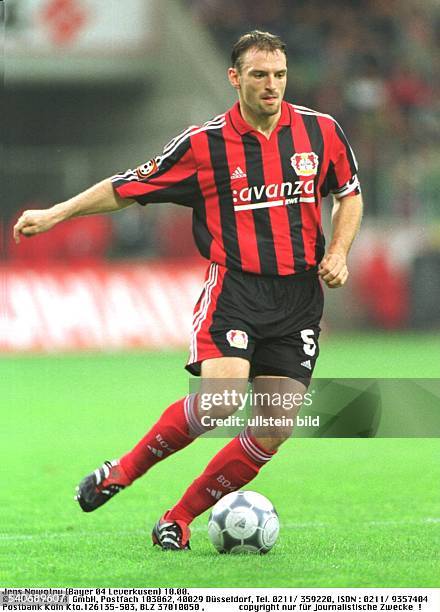 Jens Nowotny, Abwehrchef des Fußball-Bundesligisten Bayer 04 Leverkusen, führt den Ball. Aufgenommen Oktober 2000.