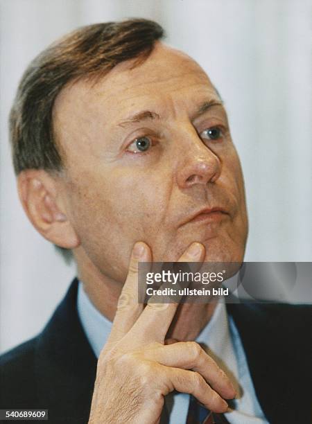 Avi Primor, israelischer Botschafter in Bonn, stützt zwei Finger an der Wange. Aufgenommen 1997.