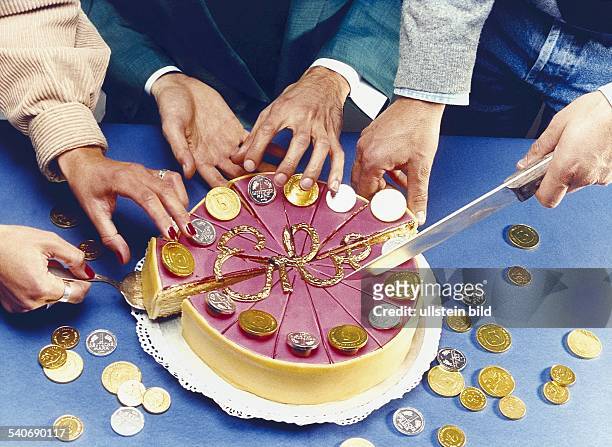 Mehrere Hände greifen nach den einzelnen Stücken einer Torte, die mit 'Erbe' beschriftet und mit Geldstücken verziert ist - Dezember 1997
