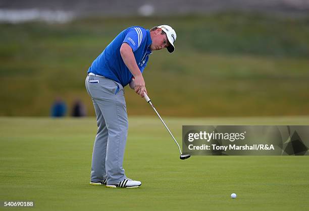 Robert MacIntyre of Glencruitten putts on the 16th green during The Amateur Championship 2016 - Day Four at Royal Porthcawl Golf Club on June 16,...