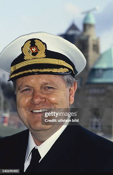 Der Schifffahrtskapitän Hartwig von Harling mit Kapitänsmütze vor den Hamburger Landungsbrücken. Undatiertes Foto.