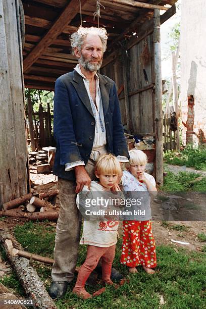 Russische Föderation / Armut: Ein alter Mann mit seinen Enkeln. Kind; alter Mensch; Rentner; Versorgungsnot. .