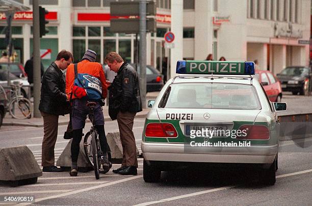 Zwei Polizisten haben hinter einer Ampel am Gänsemarkt einen Fahrradkurier gestoppt, weil dieser bei Rot über die Ampel gefahren ist. Polizeieinsatz,...