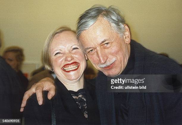 Der Komponist Prof. Dr. Norbert Linke Wange an Wange mit der Chansonette Anna Haentjens, beide sind fröhlich. Aufgenommen um 1999