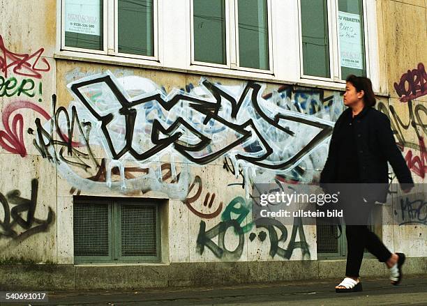 Schmierereien an der Außenwand eines Hauses in der Innenstadt von Bonn. Das Besprühen der Wand mit so genannten Tags erfüllt den Tatbestand der...