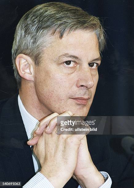 Der Vizepräsident der Europäischen Zentralbank Christian Noyer mit gefalteten Händen. Aufgenommen November 1999.