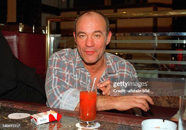 Schauspieler und Fernsehstar Heiner Lauterbach an der Bar im Hotel Atlantic in Hamburg. Er ist unrasiert und trägt ein kariertes Holzfällerhemd. Vor...