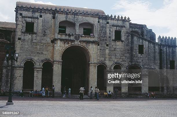 Die älteste Kathedrale der Neuen Welt, 'Santa María la Menor' in Santo Domingo . Im Jahre 1510 wurde der Grundstein zu der Kirche gelegt, die...