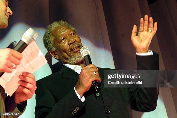 Der US-amerikanische Schauspieler Morgan Freeman nach der Filmvorführung ''Die Spinne im Netz'' im Hamburger Filmtheater Streits. Freeman hält ein...