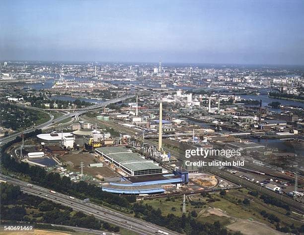 Das Gelände der Norddeutschen Affinerie AG auf der Peute in Hamburg im Überblick. Die Fabrikgebäude bilden einen Halbkreis und werden von der...