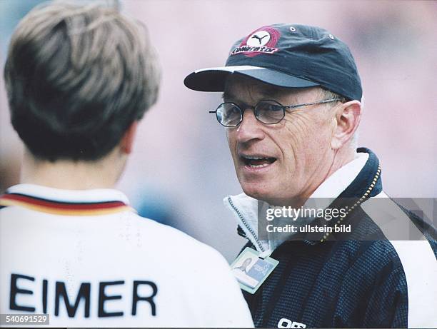 Paul Lissek *- Sportler, Bundestrainer Hockey Herren-Nationalmannschaft, D im Gespräch mit Hockeyspieler Christoph Eimer .