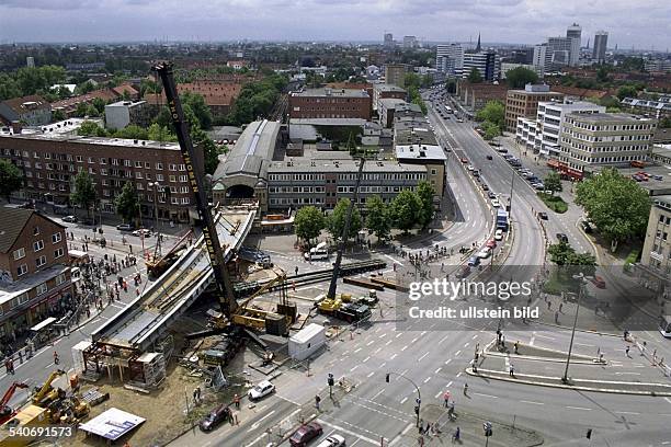 Hamburg: Anpassen von Brückenteilen / Arbeiten an der Baustelle U-Bahnbrücke Dehnhaide der Linie U2, Barmbek an der Kreuzung Dehnhaide / Hamburger...