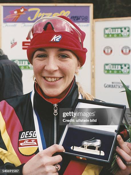 Die Eisschnellläuferin Anni Friesinger präsentiert den 'Goldenen Schlittschuh von Inzell 1998'. .