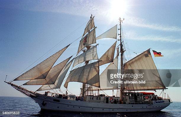 Das Segelschiff Greif fährt bei strahelnd blauem Himmel auf offener See. Das Greifswalder Schiff hat während seines Ostseetörns alle Segel gesetzt....