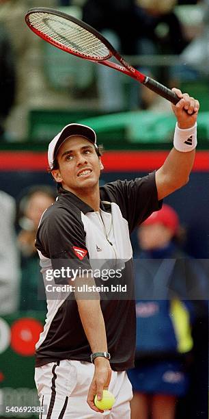 Bei den 94. Internationalen Tennis Meisterschaften der Herren 2000 am Hamburger Rothenbaum schlägt der argentinische Tennisspieler Mariano Zabaleta...