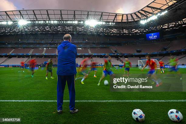 Head coach Vicente Del Bosque of Spain looks at their players during a training session ahead of their UEFA Euro 2016 Group D match against Turkey at...