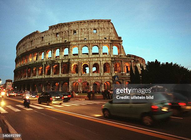 Rom : das Kolosseum im Herzen der Stadt wird im Norden von der Hauptverkehrsstraße Via dei Fori Imperiali begrenzt. Straßenverkehr; Amphitheater;...