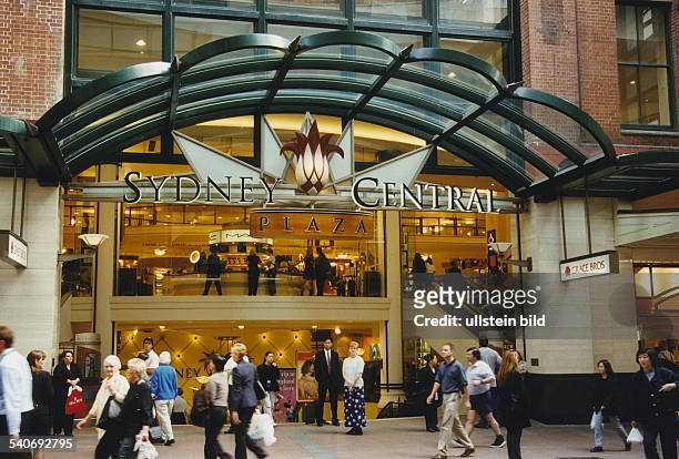 Elegantes Einkaufszentrum 'Sydney Central Plaza', hier der Eingang zum Kaufhaus 'Grace Bros'. Menschen mit Einkaufstüten passieren den überdachten...