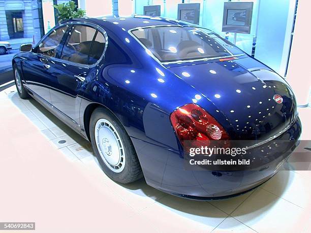 Scheinwerfer spiegeln sich im Lack einer Designstudio des Bugatti EB 218. Die Edelkarosse, die in dem Schaufenster einer Berliner Passage präsentiert...