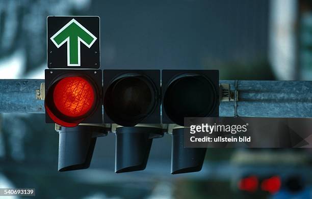 Straßenverkehr; Ampel: Rote Ampel mit grünem Abbiegepfeil. Abbiegen; Abbieger; Pfeil .