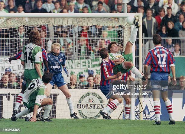Action im Tor der Bayern während des Fußball-Bundesligaspiels SV Werder Bremen - FC Bayern München am 28.9.1996. Der Bremer Spieler Marco Bode...