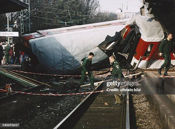 Der Nachtexpress von Amsterdam nach Basel entgleist kurz vor seiner Einfahrt in den Bahnhof von Brühl aufgrund überhöhter Geschwindigkeit. Ein Waggon...