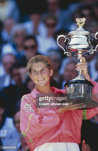 Monica Seles, Tennisspielerin aus Jugoslawien, mit ihrem Pokal, den sie bei den Australien Open im Jahr 1992 gewinnen konnte. Aufgenommen 1991.