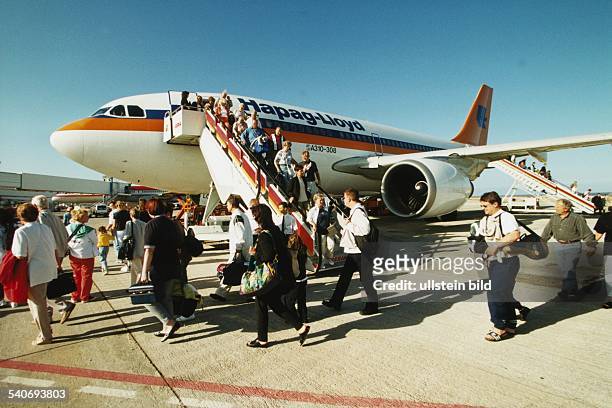 Nach der Landung auf dem Flughafen Puerto del Rosario in Fuerteventura verlassen Flugreisende über die Gangway eine Maschine der deutschen...