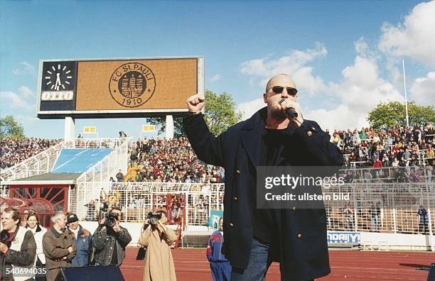 Der Rockmusiker Roger Chapman während eines Auftritts im Hamburger Volkspark-Stadion anlässlich des Fußball-Derbys HSV gegen FC St. Pauli. Er hält...