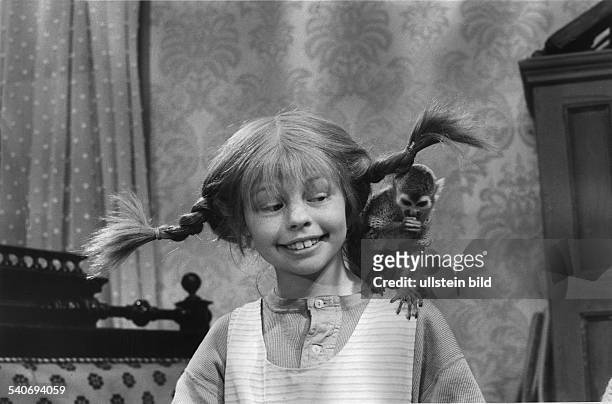 Nilsson, Inger *-Schauspielerin, S'Pippi Langstrumpf'- als 'Pippi Langstrumpf' mit ihrem Affen, Herr Nilsson, auf der Schulter