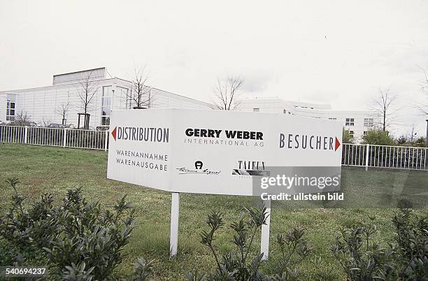 Das Firmenschild der 'Gerry Weber International AG' auf einer Rasenfläche vor dem Firmengelände. Neben dem eigenen Logo sind auch die Schriftzüge der...