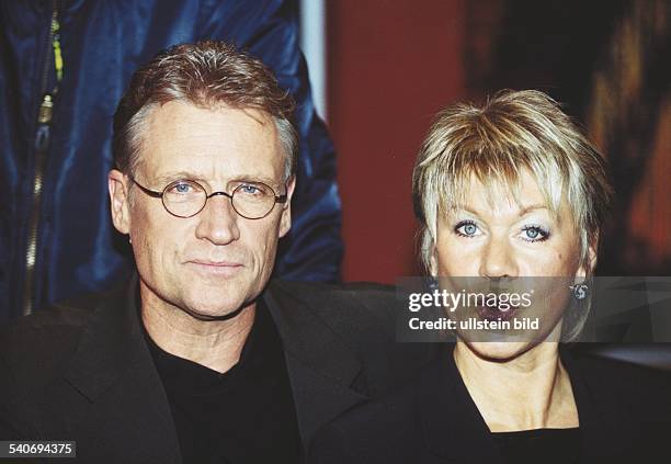 Atzorn, Robert *-Schauspieler, D- mit seiner Ehefrau Angelika Hartung. - Februar 1999