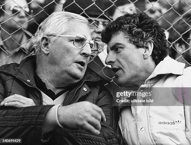 Jupp Derwall, Fußballtrainer der deutschen Nationalmannschaft , und Assistenztrainer Erich Ribbeck tauschen sich am Spielfeldrand aus. .