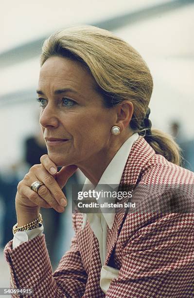 Hoehler, Gertrud *-Publizistin, Unternehmensberaterin, D- Portrait, 1996 zur 'Frau des Jahres' gewaehlt, stuetzt ihr Kinn auf die Hand - undatiert