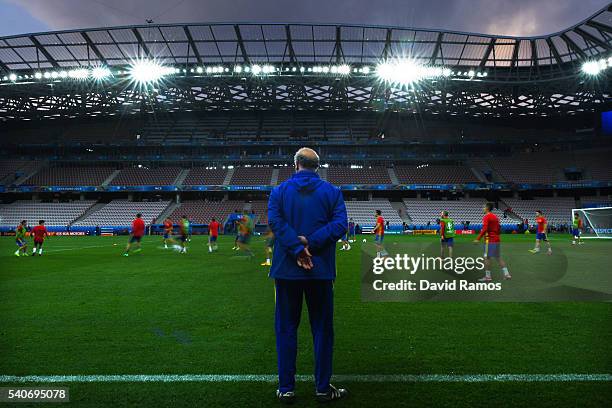 Head coach Vicente Del Bosque of Spain looks at their players during a training session ahead of their UEFA Euro 2016 Group D match against Turkey at...