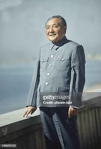 Der chinesische Politiker Deng Xiaoping im blauen Anzug. Undatiertes Foto.