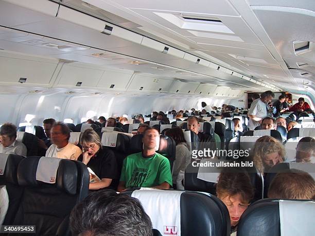Economy Class mit Passagieren in einer Chartermaschine der LTU vom Typ Boeing 767. Fluggast; Flugpassagier; Flugreise; Flugzeug; Innenansicht;...