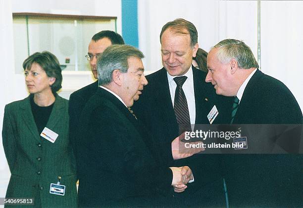 Der russische Ministerpräsident Jewgeni Primakow und Bundesfinanzminister Oskar Lafontaine schütteln sich bei den Deutsch-Russischen Konsultationen...