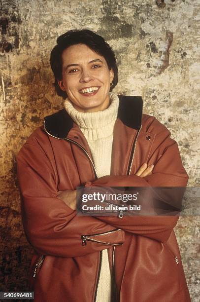 Folkerts, Ulrike *-Schauspielerin, D- Halbportrait, traegt einen weissen Rollkragenpullover und eine Jacke, lacht- 1998