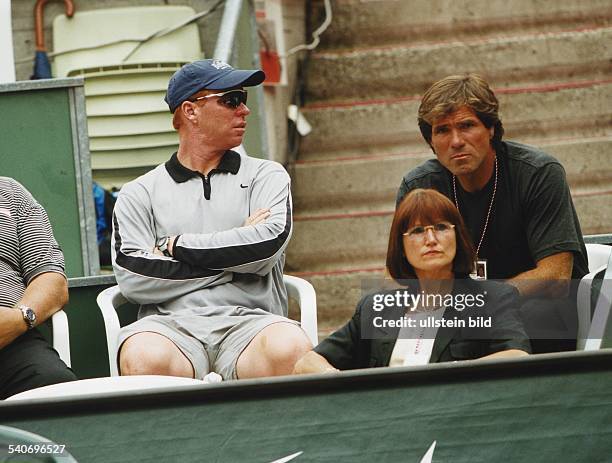 Die Eltern von Tennisspieler Thomas Haas, Brigitte und Peter Haas , und sein Trainer David 'Red' Ayme sitzen auf der Zuschauertribüne. Ayme trägt...