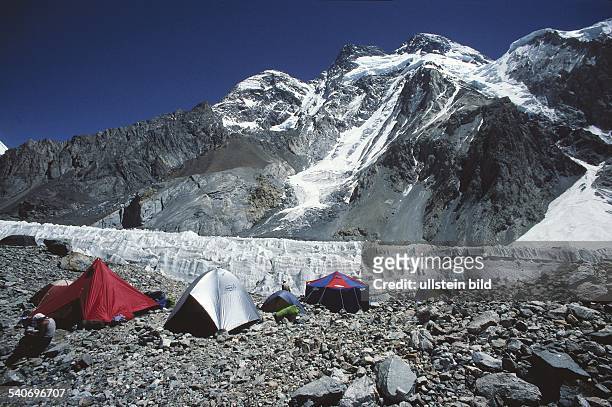 Broad Peak im Karakoram-Gebirge , Pakistan: Die Zelte im Vordergrund stehen auf der Mittelmoräne des Godwin Austen Gletschers und gehören zum...