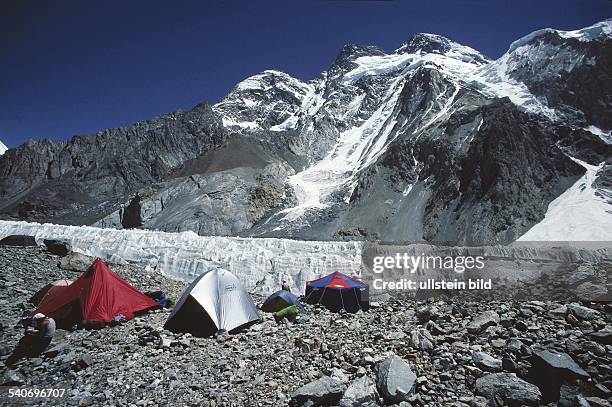 Broad Peak im Karakoram-Gebirge , Pakistan: Die Zelte im Vordergrund stehen auf der Mittelmoräne des Godwin Austen Gletschers und gehören zum...