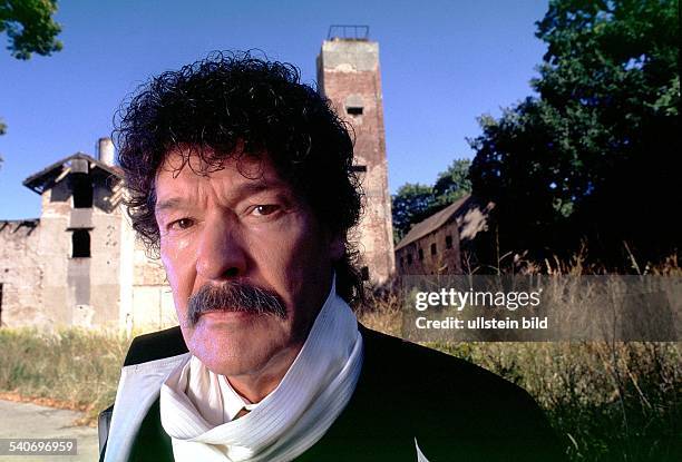 Ottomar Berbig vor einem verfallenen Teil seines Schloss im brandenburgischen Dorf Schenkenberg. Berbig alias Ottomar Rodolphe Vlad Dracula Prinz...