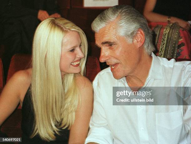 Schauspieler Sky Dumont zusammen mit Mirja Becker bei der Premiere seines Films ''Manila''. Becker, eine Freundin von Dumont, lächelt ihn an. .