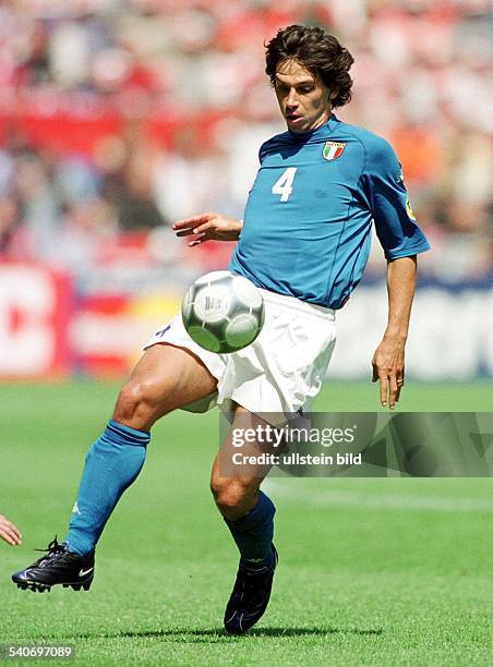 Der italienische Nationalspieler Demetrio Albertini am Ball während des Spiels gegen die Türkei bei der Europameisterschaft 2000. Die Begegnung endet...