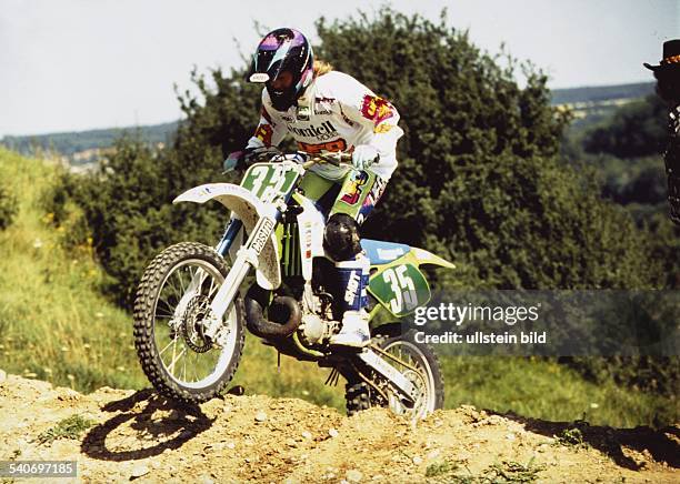 Die deutsche Skiläuferin Katja Seizinger fährt Motocross. Aufgenommen um 1994