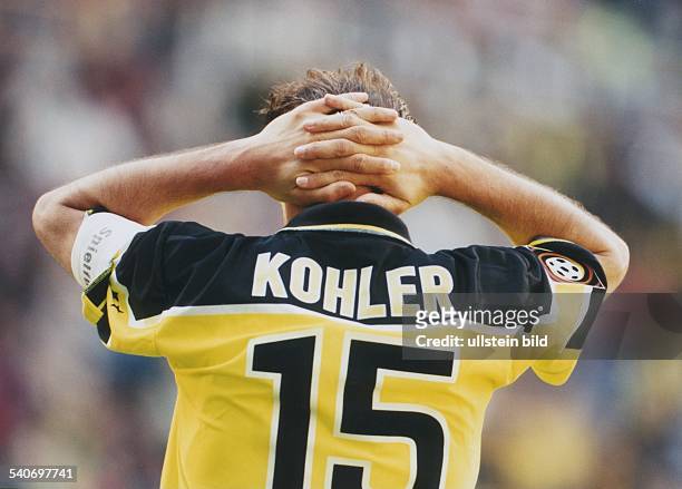 Jürgen Kohler, Fußballspieler des Vereins Borussia Dortmund, mit hinter dem Kopf verschränkten Armen von hinten fotografiert. .